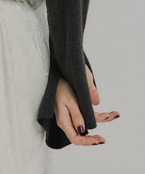 PUBLIC TOKYO(パブリックトウキョウ)の「コットンカシミヤスリットスリーブニット(ニット/セーター・レディース・ダークグレー/ホワイト/ブルー・FREE)」の8枚目の写真