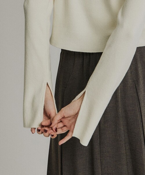 PUBLIC TOKYO(パブリックトウキョウ)の「コットンカシミヤスリットスリーブニット(ニット/セーター・レディース・ダークグレー/ホワイト/ブルー・FREE)」の9枚目の写真