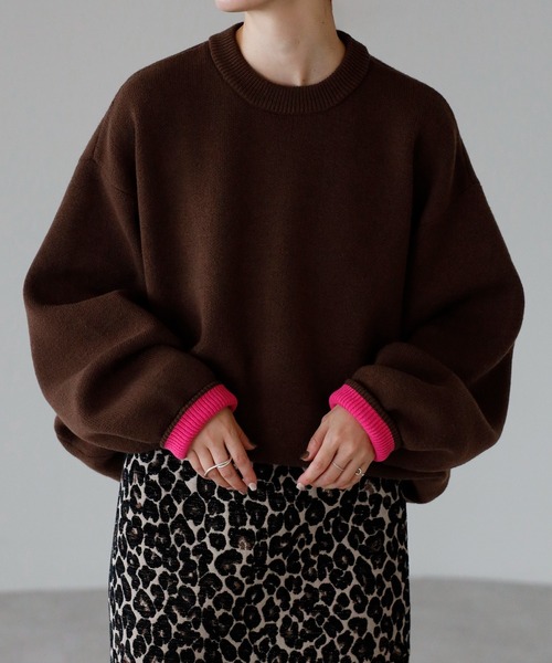 お色は濃いボルドー色で控えめなカラーです。たっぷりで中に厚めのセーターも着れます お色は濃いボルドー色で控えめなカラーです。たっぷりで中に厚め