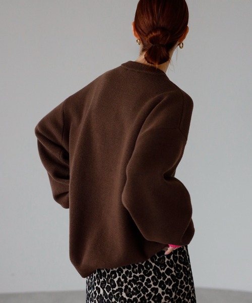 お色は濃いボルドー色で控えめなカラーです。たっぷりで中に厚めのセーターも着れます お色は濃いボルドー色で控えめなカラーです。たっぷりで中に厚めの