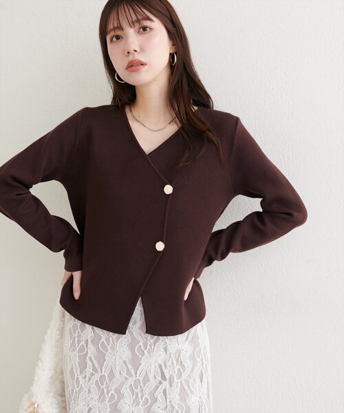 natural couture（ナチュラルクチュール）の「【WEB限定】ゴールド釦Vネックプルオーバー（ニット/セーター・レディース・ブラック/オフホワイト/ブラウン/ネイビー・FREE）」の3枚目の写真