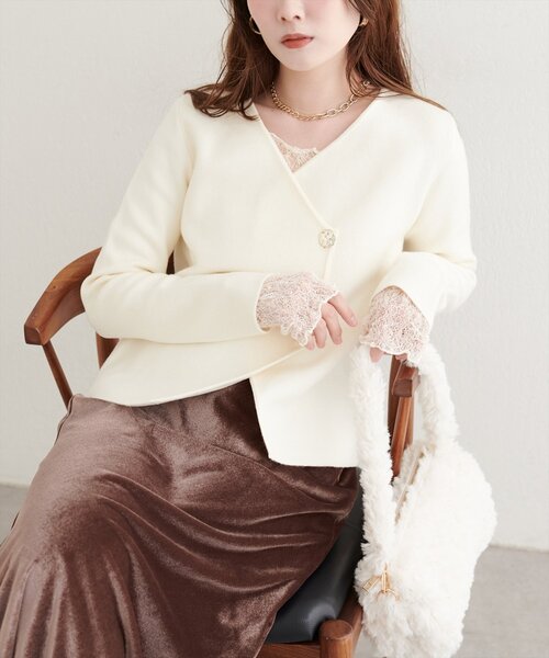 natural couture（ナチュラルクチュール）の「【WEB限定】ゴールド釦Vネックプルオーバー（ニット/セーター・レディース・ブラック/オフホワイト/ブラウン/ネイビー・FREE）」の5枚目の写真