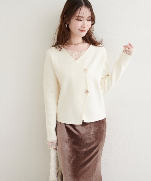 natural couture（ナチュラルクチュール）の「【WEB限定】ゴールド釦Vネックプルオーバー（ニット/セーター・レディース・ブラック/オフホワイト/ブラウン/ネイビー・FREE）」の6枚目の写真