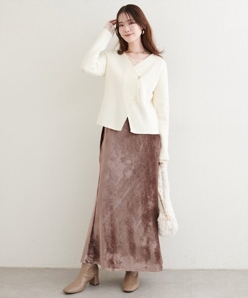 natural couture（ナチュラルクチュール）の「【WEB限定】ゴールド釦Vネックプルオーバー（ニット/セーター・レディース・ブラック/オフホワイト/ブラウン/ネイビー・FREE）」の8枚目の写真