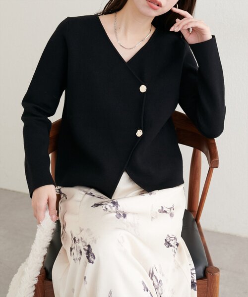 natural couture（ナチュラルクチュール）の「【WEB限定】ゴールド釦Vネックプルオーバー（ニット/セーター・レディース・ブラック/オフホワイト/ブラウン/ネイビー・FREE）」の9枚目の写真