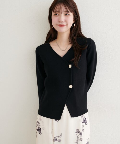 natural couture（ナチュラルクチュール）の「【WEB限定】ゴールド釦Vネックプルオーバー（ニット/セーター・レディース・ブラック/オフホワイト/ブラウン/ネイビー・FREE）」の10枚目の写真