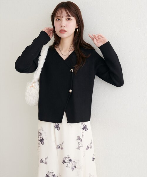 natural couture（ナチュラルクチュール）の「【WEB限定】ゴールド釦Vネックプルオーバー（ニット/セーター・レディース・ブラック/オフホワイト/ブラウン/ネイビー・FREE）」の11枚目の写真