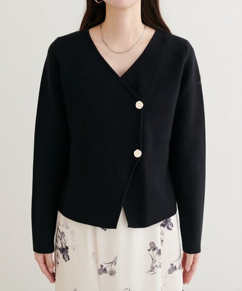 natural couture（ナチュラルクチュール）の「【WEB限定】ゴールド釦Vネックプルオーバー（ニット/セーター・レディース・ブラック/オフホワイト/ブラウン/ネイビー・FREE）」の13枚目の写真