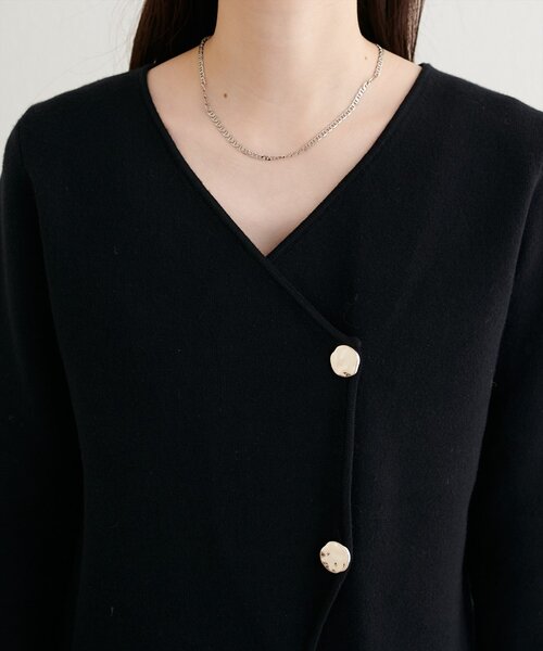 natural couture（ナチュラルクチュール）の「【WEB限定】ゴールド釦Vネックプルオーバー（ニット/セーター・レディース・ブラック/オフホワイト/ブラウン/ネイビー・FREE）」の16枚目の写真