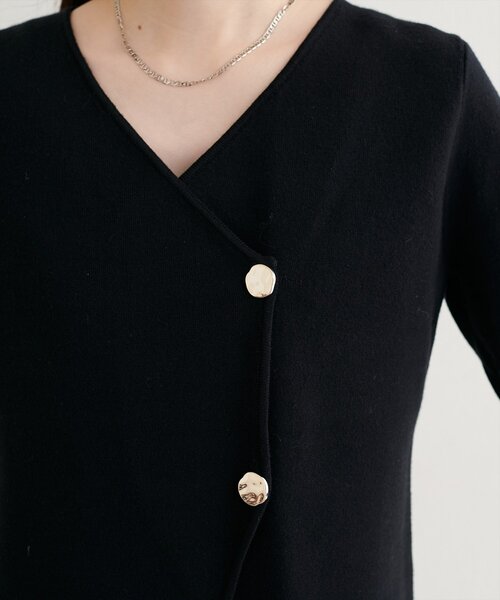 natural couture（ナチュラルクチュール）の「【WEB限定】ゴールド釦Vネックプルオーバー（ニット/セーター・レディース・ブラック/オフホワイト/ブラウン/ネイビー・FREE）」の17枚目の写真