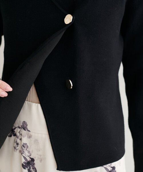 natural couture（ナチュラルクチュール）の「【WEB限定】ゴールド釦Vネックプルオーバー（ニット/セーター・レディース・ブラック/オフホワイト/ブラウン/ネイビー・FREE）」の19枚目の写真