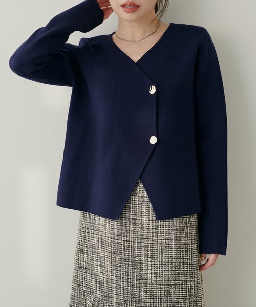 natural couture（ナチュラルクチュール）の「【WEB限定】ゴールド釦Vネックプルオーバー（ニット/セーター・レディース・ブラック/オフホワイト/ブラウン/ネイビー・FREE）」の21枚目の写真