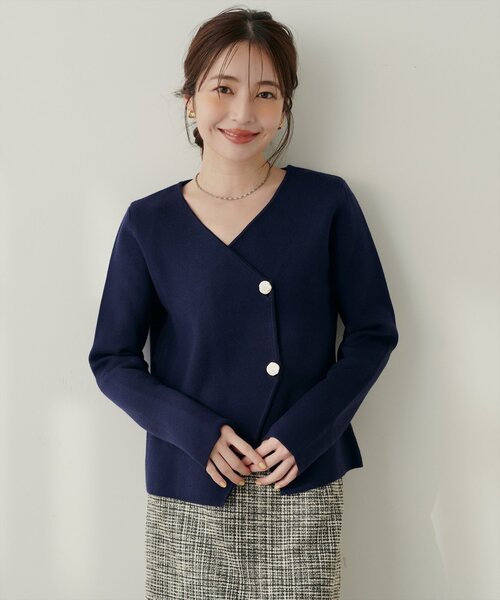 natural couture（ナチュラルクチュール）の「【WEB限定】ゴールド釦Vネックプルオーバー（ニット/セーター・レディース・ブラック/オフホワイト/ブラウン/ネイビー・FREE）」の22枚目の写真