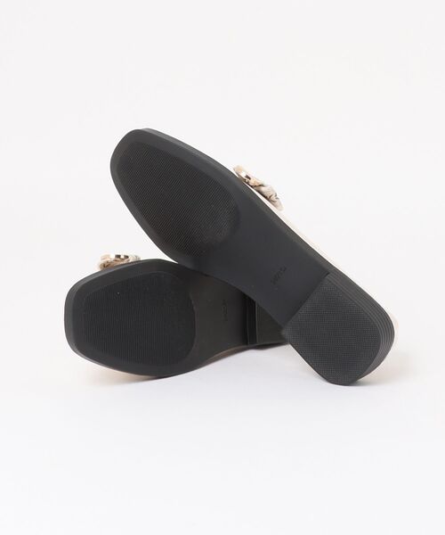 shoes365（シューズスリーシックスファイヴ）の「ゴールドリボンビット ローファー（ローファー・レディース・ライトベージュ/ブラック・23.0cm/25.5cm/25.0cm/24.5cm/23.5cm）」の4枚目の写真