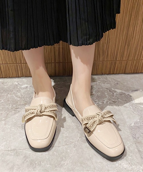 shoes365（シューズスリーシックスファイヴ）の「ゴールドリボンビット ローファー（ローファー・レディース・ライトベージュ/ブラック・23.0cm/25.5cm/25.0cm/24.5cm/23.5cm）」の2枚目の写真