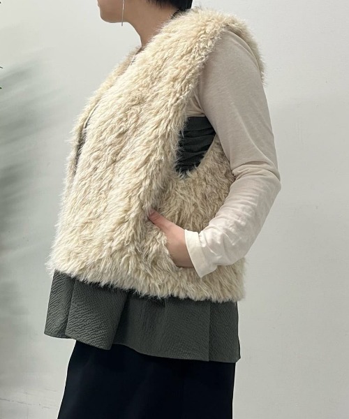 Right-on(ライトオン)の「【HONEYSUCKLE ROSE】フェイクファー ベスト (エコファー / 体型カバー)(ベスト・レディース・ブラウン/ライトベージュ・L/M)」の17枚目の写真