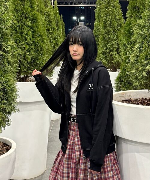AVANDRESS(アバンドレス )の「UNISEX AV OVERSIZED ZIP-UP BLACK STITCH(パーカー・メンズ・ブラック・SMALL/MEDIUM/LARGE)」の7枚目の写真
