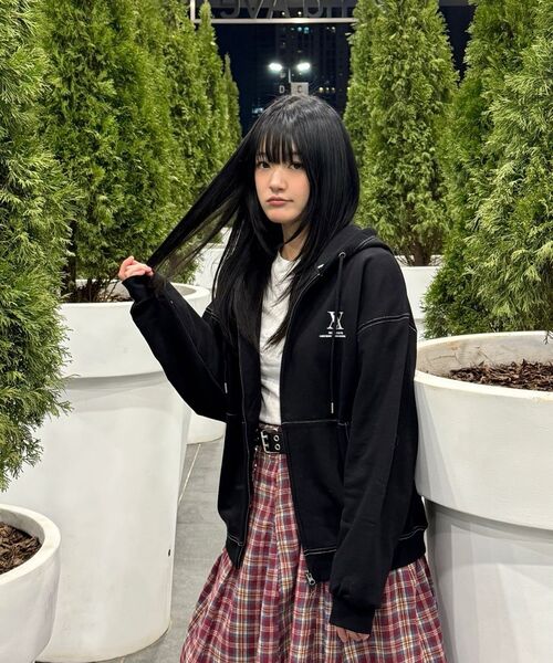 AVANDRESS(アバンドレス )の「UNISEX AV OVERSIZED ZIP-UP BLACK STITCH(パーカー・メンズ・ブラック・SMALL/MEDIUM/LARGE)」の8枚目の写真