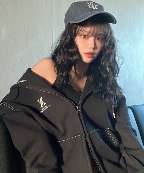 AVANDRESS(アバンドレス )の「UNISEX AV OVERSIZED ZIP-UP BLACK STITCH(パーカー・メンズ・ブラック・SMALL/MEDIUM/LARGE)」の2枚目の写真