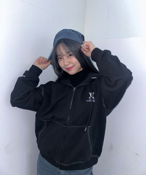 AVANDRESS(アバンドレス )の「UNISEX AV OVERSIZED ZIP-UP BLACK STITCH(パーカー・メンズ・ブラック・SMALL/MEDIUM/LARGE)」の3枚目の写真