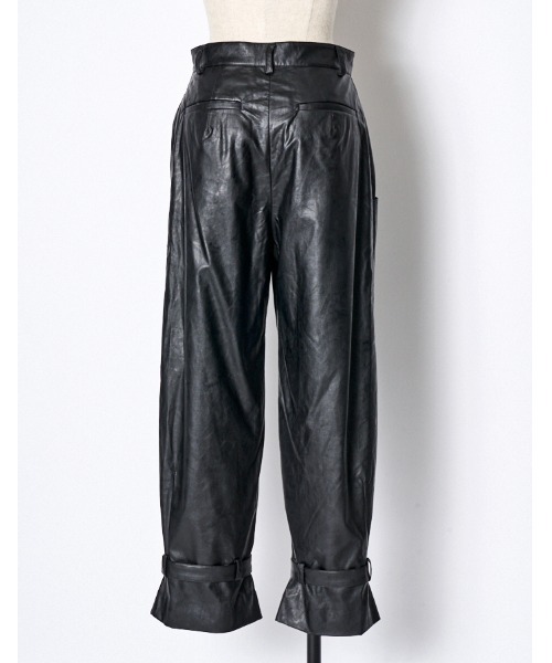 RUMCHE(ラムシェ)の「Fake Leather Belt Trousers / フェイクレザーベルトパンツ(その他パンツ・レディース・ブラック・SMALL/MEDIUM)」の7枚目の写真