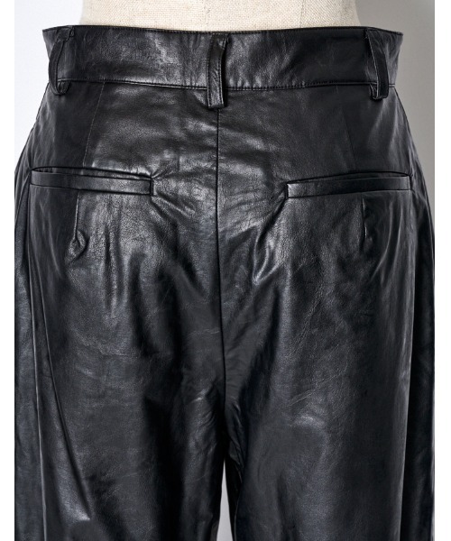 RUMCHE(ラムシェ)の「Fake Leather Belt Trousers / フェイクレザーベルトパンツ(その他パンツ・レディース・ブラック・SMALL/MEDIUM)」の5枚目の写真