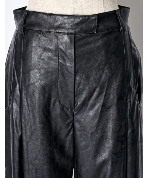 RUMCHE(ラムシェ)の「Fake Leather Belt Trousers / フェイクレザーベルトパンツ(その他パンツ・レディース・ブラック・SMALL/MEDIUM)」の6枚目の写真