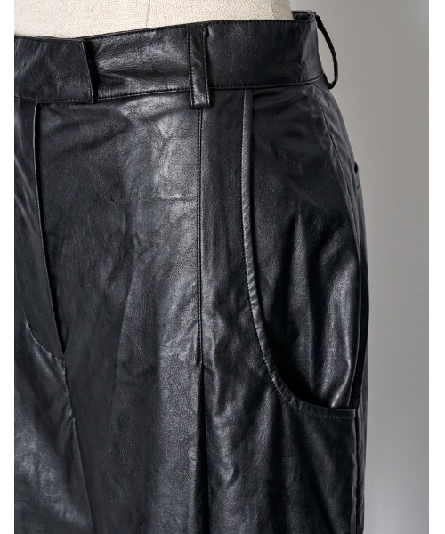 RUMCHE(ラムシェ)の「Fake Leather Belt Trousers / フェイクレザーベルトパンツ(その他パンツ・レディース・ブラック・SMALL/MEDIUM)」の4枚目の写真