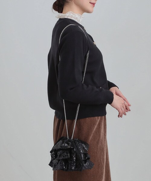 SHOO・LA・RUE（シューラルー）の「スパンコールフリル巾着ショルダーバッグ（ショルダーバッグ・レディース・ダークブラウン/シルバー/ブラック・00）」の2枚目の写真
