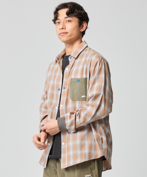 KRIFF MAYER(クリフメイヤー)の「袖リブハッピーシャツ(シャツ/ブラウス・メンズ・オフホワイト/サックスブルー/カラフル/グリーン/その他5/オレンジ・MEDIUM/X-LARGE/LARGE)」の1枚目の写真