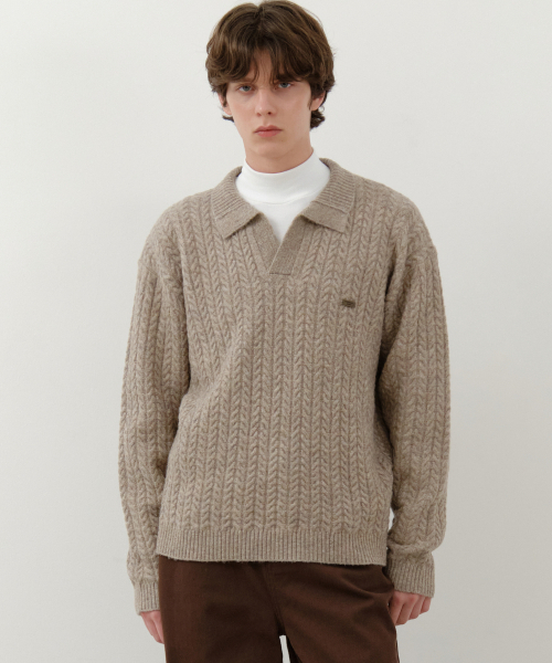 WEDNESDAY OASIS（ウェンズデーオアシス）の「ブリティッシュケーブルオープンカラーニット_BEIGE(WC25-KN74)（ニット/セーター・メンズ・ベージュ・MEDIUM/LARGE）」の2枚目の写真