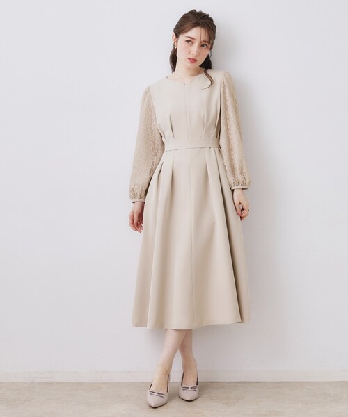 couture brooch（クチュールブローチ）の「【ハレの日・通勤】レース袖タックフレアワンピース（ワンピース・レディース・サンドベージュ/ネイビー・36/38/40/42）」の4枚目の写真