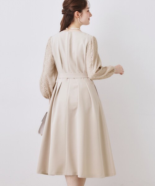 couture brooch（クチュールブローチ）の「【ハレの日・通勤】レース袖タックフレアワンピース（ワンピース・レディース・サンドベージュ/ネイビー・36/38/40/42）」の8枚目の写真