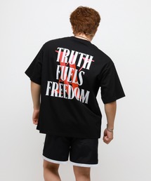 VANQUISH（ヴァンキッシュ）の「VANQUISH / ヴァンキッシュ Truth Fuels Freedom 半袖Tシャツ（Tシャツ/カットソー）」