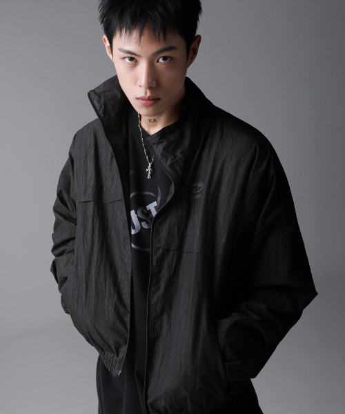 ZENDUST(ジェンダスト)の「Rne CN Windbreaker Jumper - 2COL(ナイロンジャケット・レディース・ライトグレー/ブラック・MEDIUM/LARGE)」の4枚目の写真
