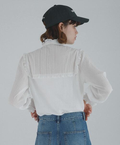 URBAN RESEARCH Sonny Label(アーバンリサーチサニーレーベル)の「『WEB限定』スタンドカラーピンタックフリルシャツ(シャツ/ブラウス・レディース・オフホワイト/ブラック・FREE)」の7枚目の写真