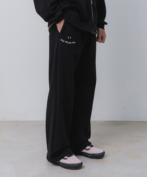 BAKKEN（バッケン）の「スマイル刺繍ロゴセミワイドスウェットパンツ BK9985_ブラック（スウェットパンツ）」