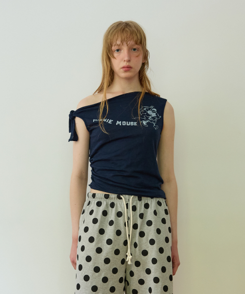 FUN FROM FUN(ファンフロムファン)の「MINNIE_ASYMMETRY T-SHIRT, Navy(Tシャツ/カットソー・レディース・ネイビー・ONE SIZE)」の2枚目の写真