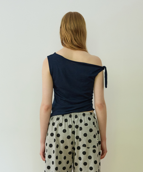 FUN FROM FUN(ファンフロムファン)の「MINNIE_ASYMMETRY T-SHIRT, Navy(Tシャツ/カットソー・レディース・ネイビー・ONE SIZE)」の4枚目の写真