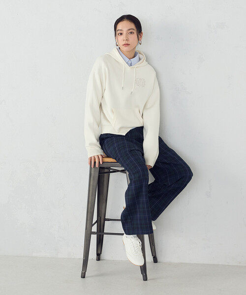 COMME CA ISM（コムサイズム）の「エンブレムロゴ フードニットパーカー（パーカー・レディース・ネイビー/アイボリー・FREE）」の5枚目の写真