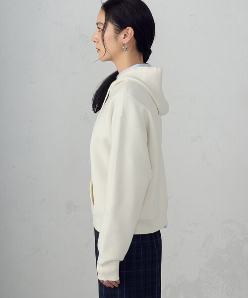 COMME CA ISM（コムサイズム）の「エンブレムロゴ フードニットパーカー（パーカー・レディース・ネイビー/アイボリー・FREE）」の13枚目の写真