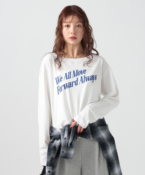 BAYFLOW（ベイフロー）の「[サラッとした肌触り]スムースタッチロゴロンT（Tシャツ/カットソー・レディース・オフホワイト/グレイッシュベージュ/ホワイト系/ネイビー/ブラウン・MEDIUM/SMALL）」の3枚目の写真