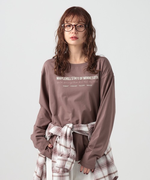 BAYFLOW（ベイフロー）の「[サラッとした肌触り]スムースタッチロゴロンT（Tシャツ/カットソー・レディース・オフホワイト/グレイッシュベージュ/ホワイト系/ネイビー/ブラウン・MEDIUM/SMALL）」の4枚目の写真