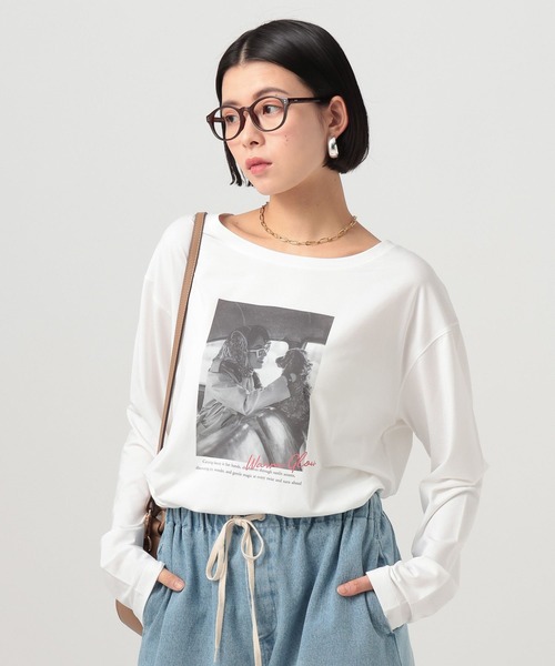 BAYFLOW（ベイフロー）の「[サラッとした肌触り]スムースタッチロゴロンT（Tシャツ/カットソー・レディース・オフホワイト/グレイッシュベージュ/ホワイト系/ネイビー/ブラウン・MEDIUM/SMALL）」の2枚目の写真