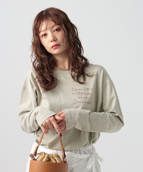 BAYFLOW（ベイフロー）の「[サラッとした肌触り]スムースタッチロゴロンT（Tシャツ/カットソー・レディース・オフホワイト/グレイッシュベージュ/ホワイト系/ネイビー/ブラウン・MEDIUM/SMALL）」の5枚目の写真