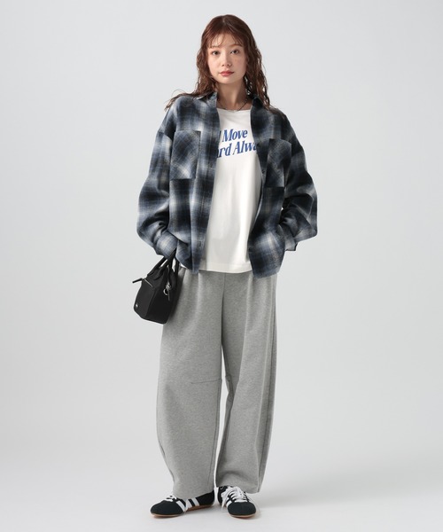 BAYFLOW（ベイフロー）の「[サラッとした肌触り]スムースタッチロゴロンT（Tシャツ/カットソー・レディース・オフホワイト/グレイッシュベージュ/ホワイト系/ネイビー/ブラウン・MEDIUM/SMALL）」の9枚目の写真