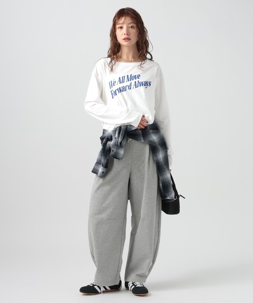 BAYFLOW（ベイフロー）の「[サラッとした肌触り]スムースタッチロゴロンT（Tシャツ/カットソー・レディース・オフホワイト/グレイッシュベージュ/ホワイト系/ネイビー/ブラウン・MEDIUM/SMALL）」の8枚目の写真