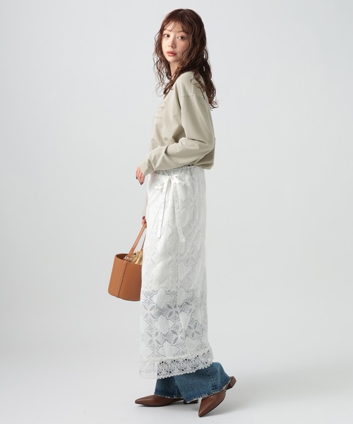 BAYFLOW（ベイフロー）の「[サラッとした肌触り]スムースタッチロゴロンT（Tシャツ/カットソー・レディース・オフホワイト/グレイッシュベージュ/ホワイト系/ネイビー/ブラウン・MEDIUM/SMALL）」の13枚目の写真