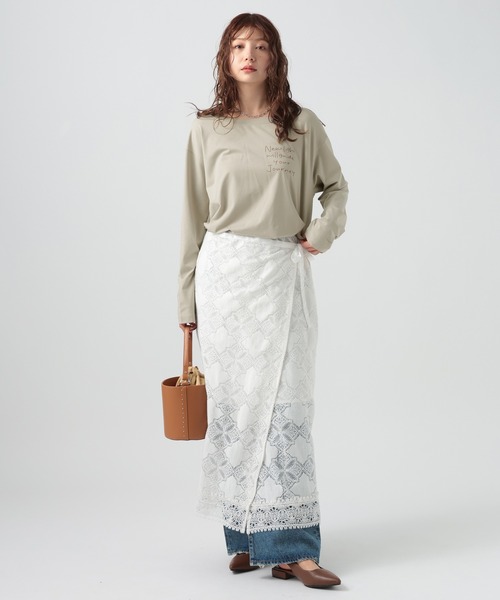 BAYFLOW（ベイフロー）の「[サラッとした肌触り]スムースタッチロゴロンT（Tシャツ/カットソー・レディース・オフホワイト/グレイッシュベージュ/ホワイト系/ネイビー/ブラウン・MEDIUM/SMALL）」の12枚目の写真