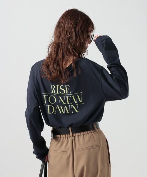 BAYFLOW（ベイフロー）の「[サラッとした肌触り]スムースタッチロゴロンT（Tシャツ/カットソー・レディース・オフホワイト/グレイッシュベージュ/ホワイト系/ネイビー/ブラウン・MEDIUM/SMALL）」の7枚目の写真